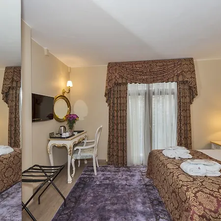 By Murat Royal Galata מלון 3*